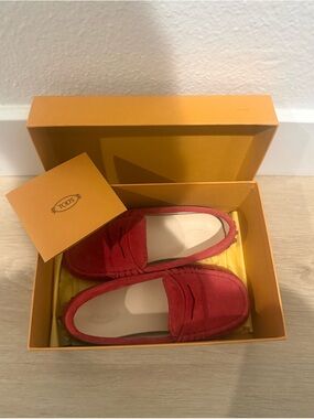 TOD’S JUNIOR BOY GOMMINO SUEDE LOAFERS, SIZE EU 27 (US 10), RED